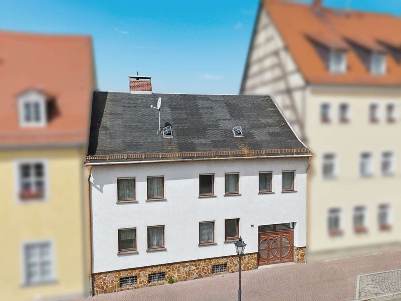 Großzügiges Stadthaus mit drei Garagen & schönem Garten in Pegau bei Leipzig zu verkaufen